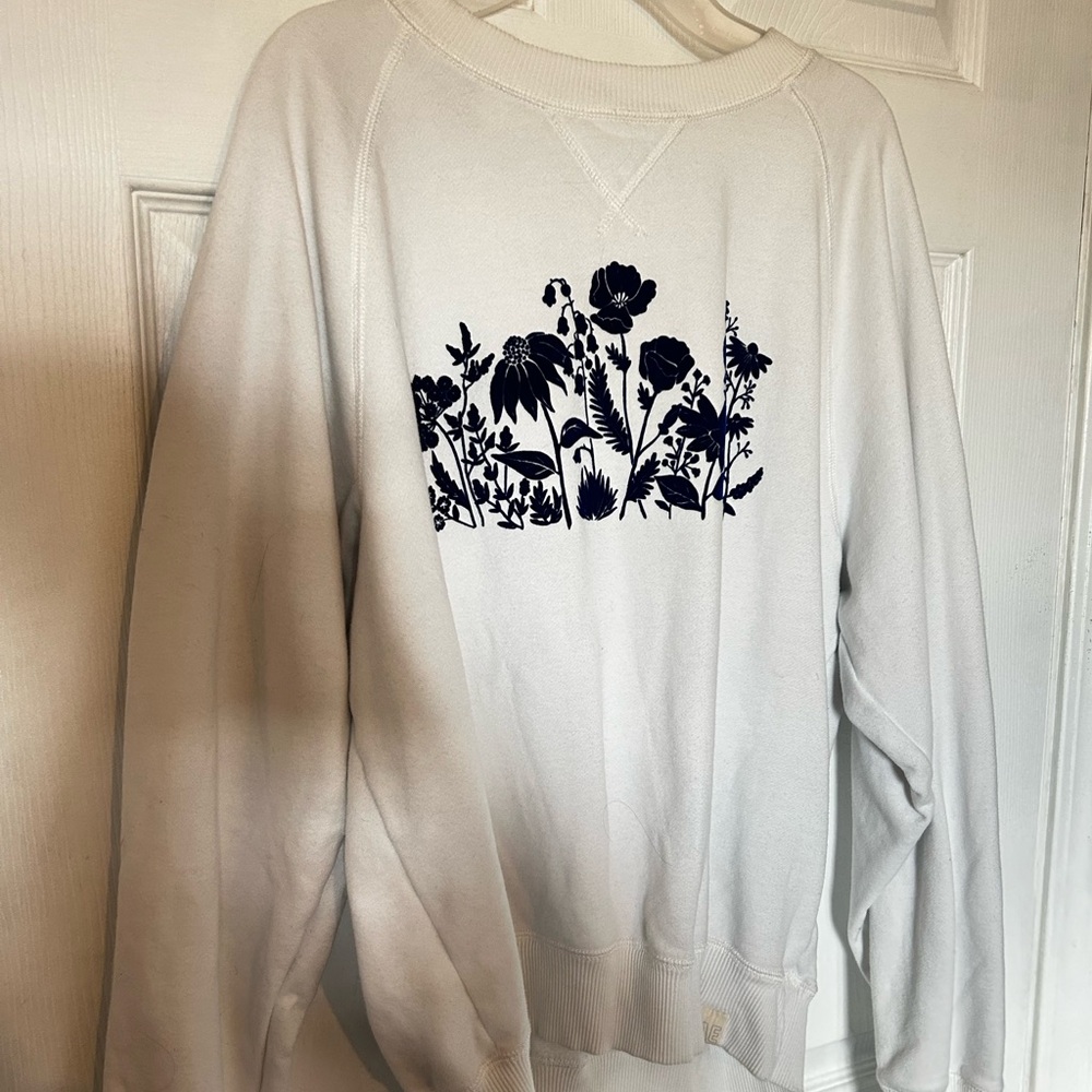 Small American Eagle floral white sweater